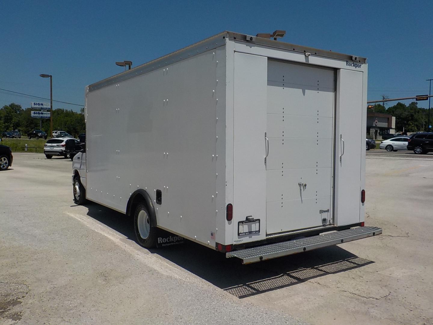 2022 White /Gray Ford Econoline (1FDWE3FK9ND) with an 7.3L V8 engine, AUTOMATIC transmission, located at 1617 W Church Street, Livingston, TX, 77351, (936) 327-3600, 30.710995, -94.951157 - LOW MILES!! If you're looking for a box van don't pass on this one!! It is ready for the BIG JOB!! This one is nice! - Photo#4